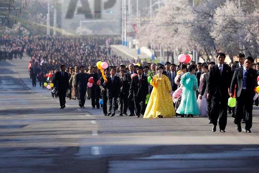 Anh: Ong Kim Jong-un cuoi tuoi trong le khanh thanh khu pho moi-Hinh-7